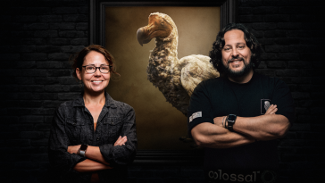 Beth Shapiro (left) and Ben Lamm, Colossal Biosciences CEO, in front of an image of a Dodo.